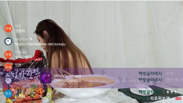 룩북 미시 유튜버 젖가슴 노출(27초)